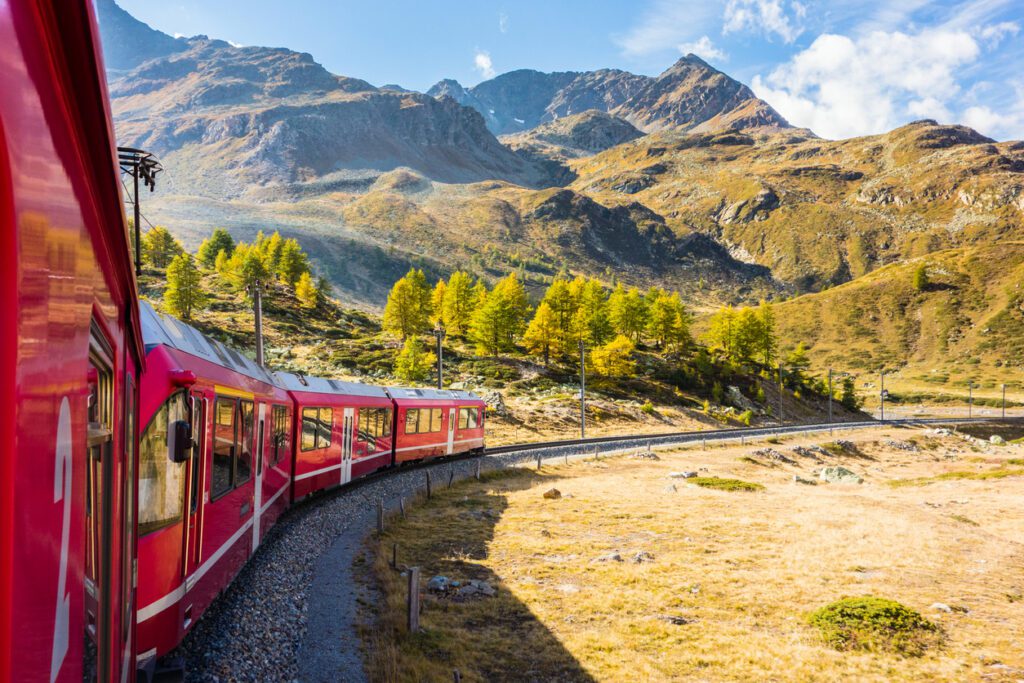 Trains panoramiques légendaires à travers la Suisse et ses mythiques paysages.