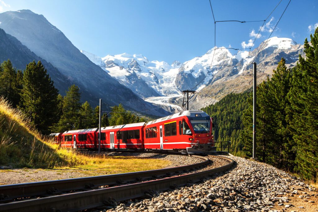 Trains panoramiques légendaires à travers la Suisse  et ses mythiques paysages