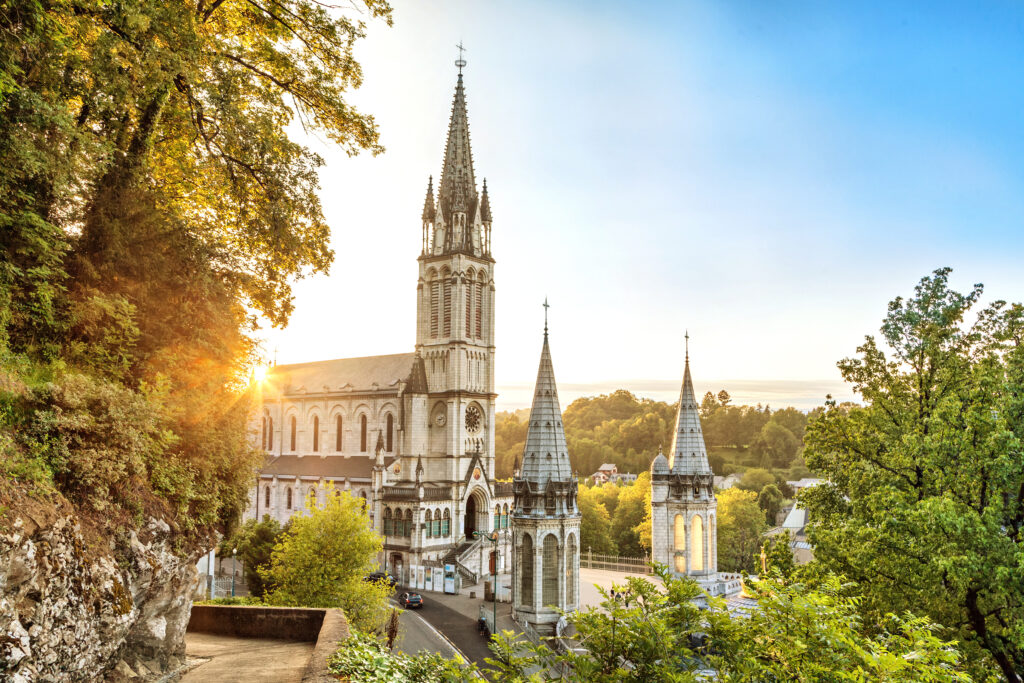 Lourdes, lieu de fraternité et de spiritualité & les Pyrénées, cadre idyllique
